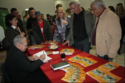Zé Antônio lança livro e realiza sonho