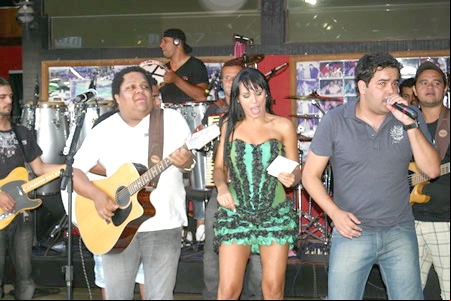 Andréia e André fazem a festa