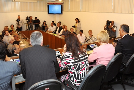 Várzea das Flores sofre com desrespeito e falta de fiscalização