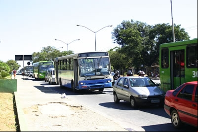 Obras dificultam o trânsito no Eldorado.