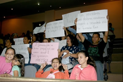 Pais de alunos contestam contra desativação de escola.