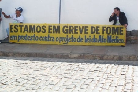 Manifestantes fazem greve de fome contra Ato Médico 