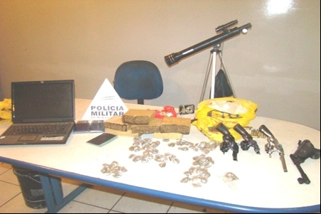 Polícia Militar apreende drogas e armas no bairro Colorado