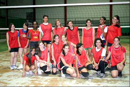 Projetos de vôlei atraem crianças e adolescentes do Tropical e região