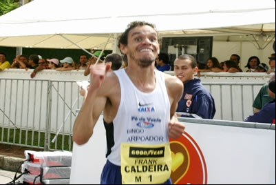 Dez mil corredores participam da Volta Internacional da Pampulha.