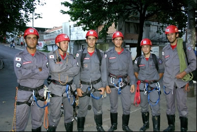 Bombeiros fazem simulação e atraem dezenas de curiosos.