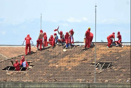 Detentos da Penitenciária Nelson Hungria, em Contagem, se rebelam
