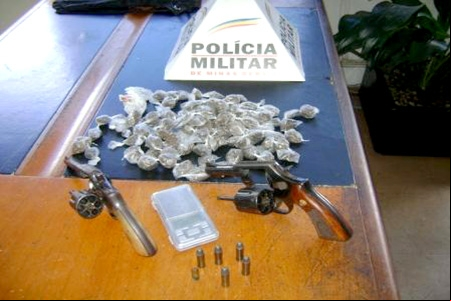 Armas e drogas são apreendidas no bairro chácaras