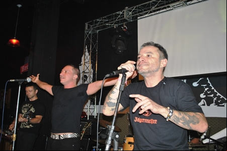 A Banda Tianastácia toca e agrada os fãs no Brothers Pub