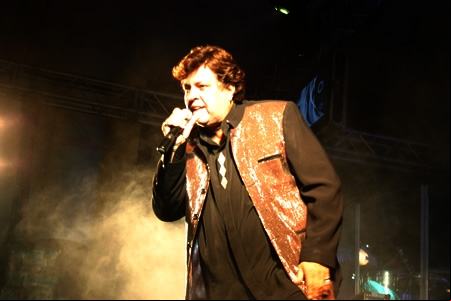 Sidney Magal faz show no Chá da Solidariedade