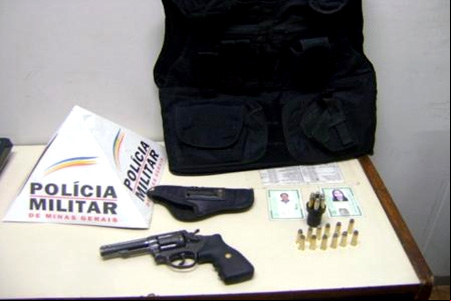 Garota suspeita é presa com arma e colete