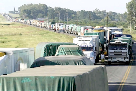 Caminhoneiros fecham a BR-381 na altura de Igarapé