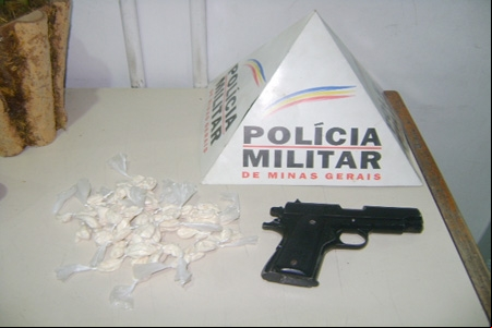 Apreensão de drogas e arma no bairro Petrolândia