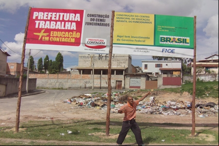 Local de construção do Cemei se transforma em lixão no bairro Funcionários
