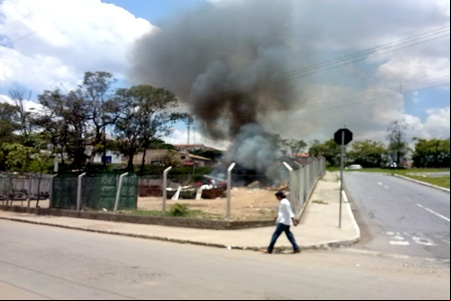 Morador do bairro Inconfidentes reclama de bota-fora