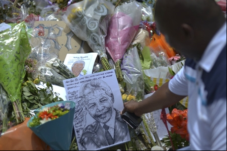 Corpo de Mandela é enterrado em Qunu