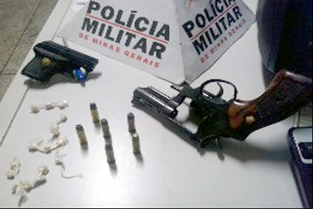Polícia Militar apreende armas e drogas na Vila Itaú