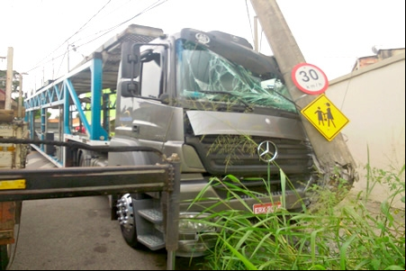 Carreta perde os freios e derruba poste na Vila Frigodiniz