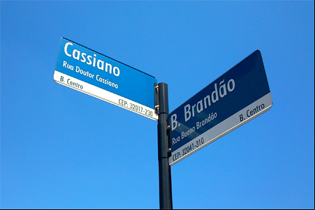 Placas erradas representam desinformação