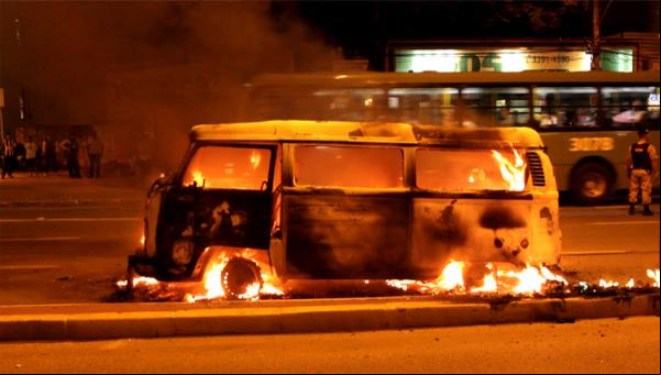 Kombi pega fogo na avenida João César de Oliveira