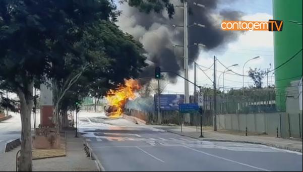 Carreta pega fogo e interdita trânsito em Contagem