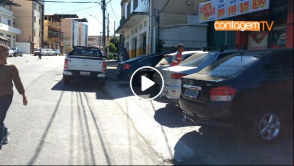 Veículos em cima dos eios e pedestres nas ruas