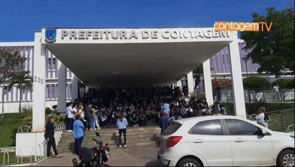 Servidores protestam para reinvidicar piso salarial e filtro solar