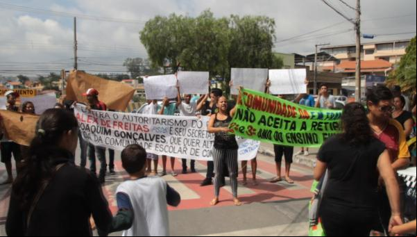 Comunidade escolar protesta contra Seduc