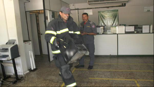 Incêndio em computador, fumaça e muita correria