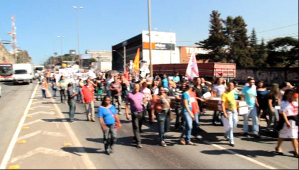 Servidores da educação e da saúde de Contagem protestam 