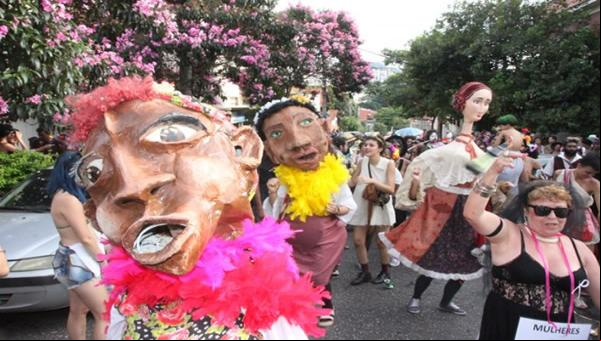 Bloco Maria Baderna arrasta milhares de foliões em BH