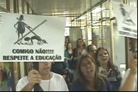Servidores da educação fazem protesto na Seduc