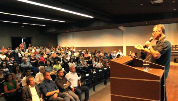 Prefeito anuncia planos para a educação e analisa os 100 dias de governo