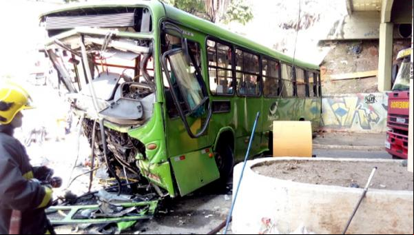 Motorista tem mal súbito e ônibus despenca de viaduto
