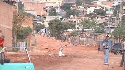 Obra na avenida Imbiruçu, no bairro Petrolândia, é retomada