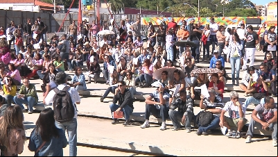 SERVIDORES DA EDUCAÇÃO DE CONTAGEM CONTINUAM EM GREVE 