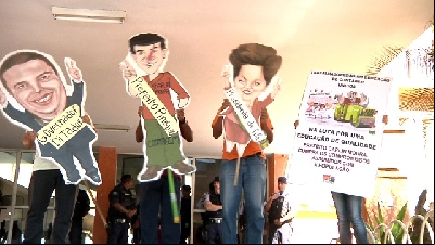 TRABALHADORES FAZEM MAIS UM PROTESTO EM FRENTE A PREFEITURA 