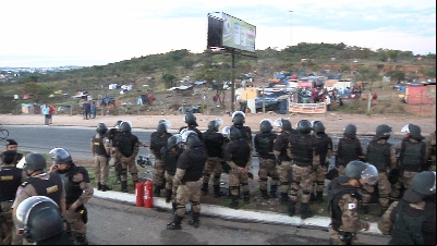 SEM CASAS FECHAM A BR 040 E SÃO RETIRADOS COM BOMBAS 